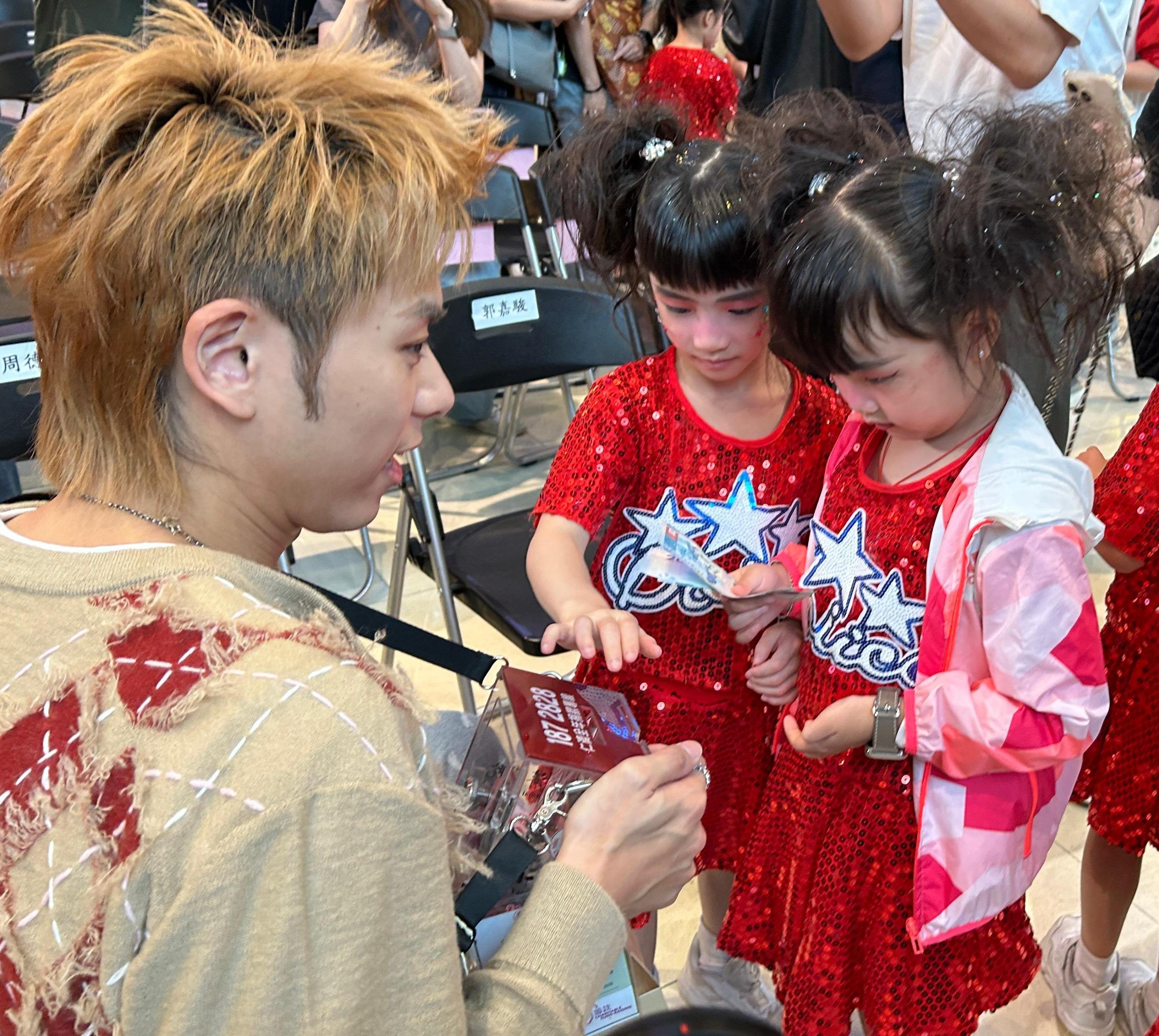 小朋友亦響應193呼籲,踴躍捐款。