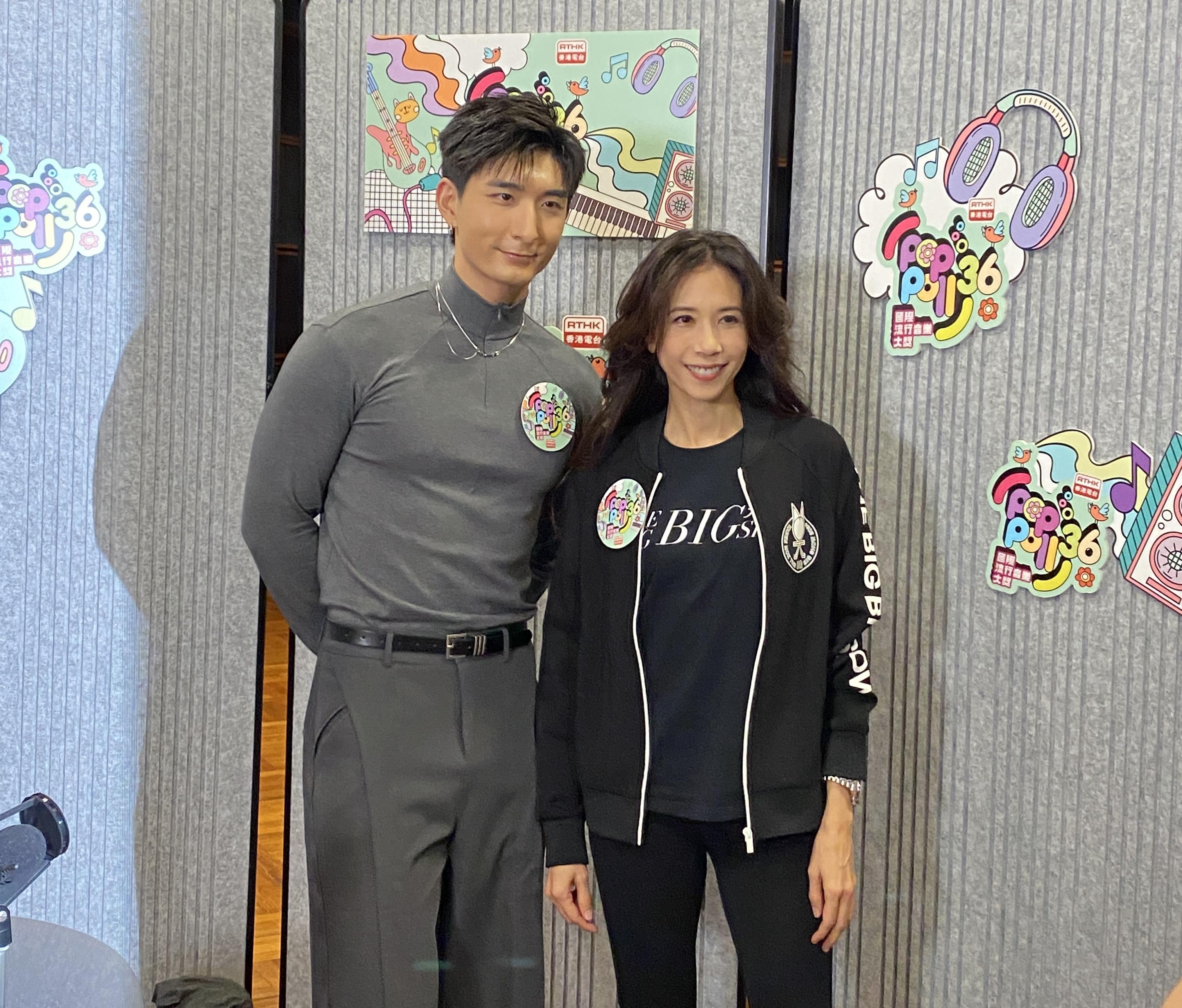 莫文蔚和張馳豪出席香港電台第二台節目。