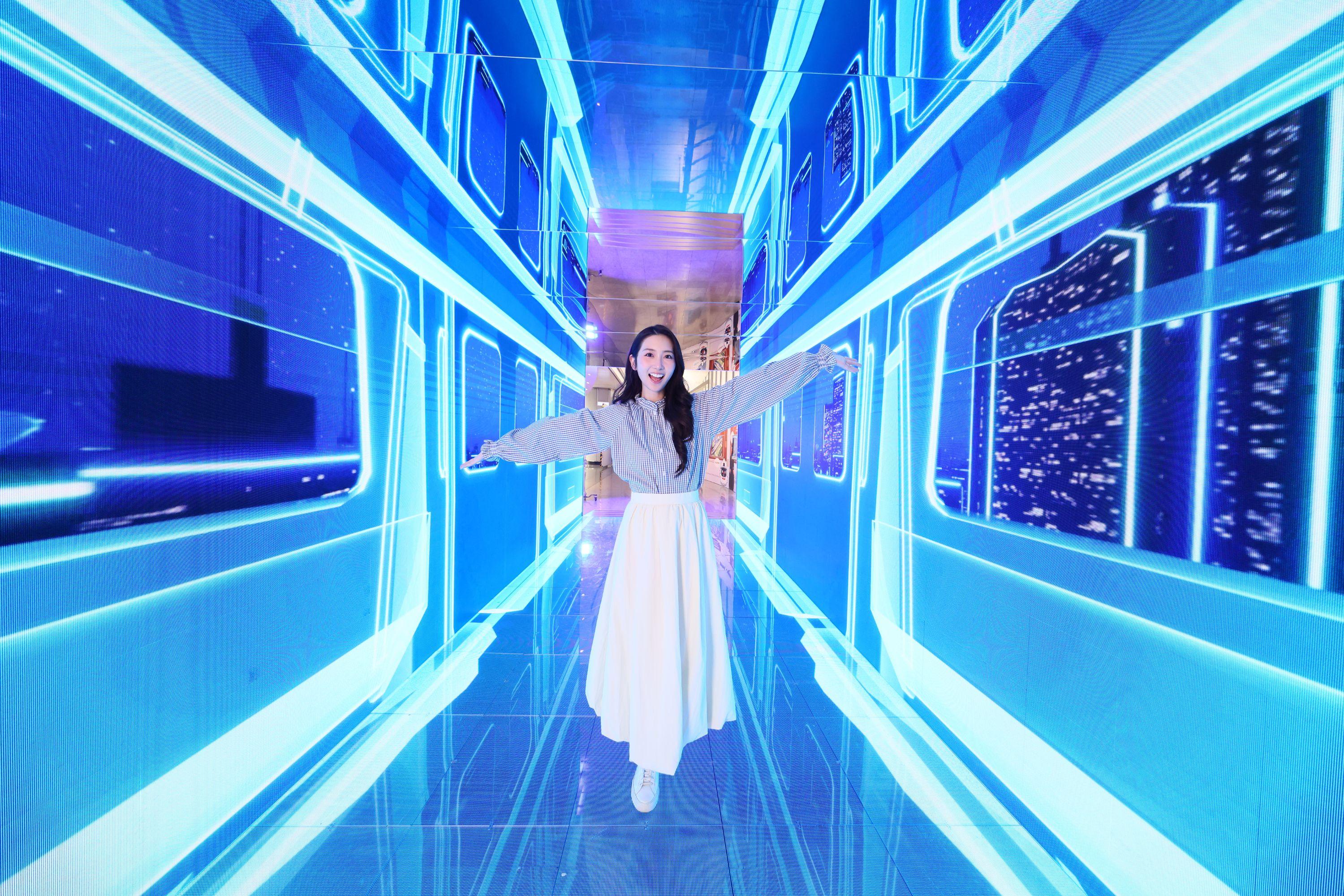 「未來光影列車」則由3面巨型屏幕打造而成。