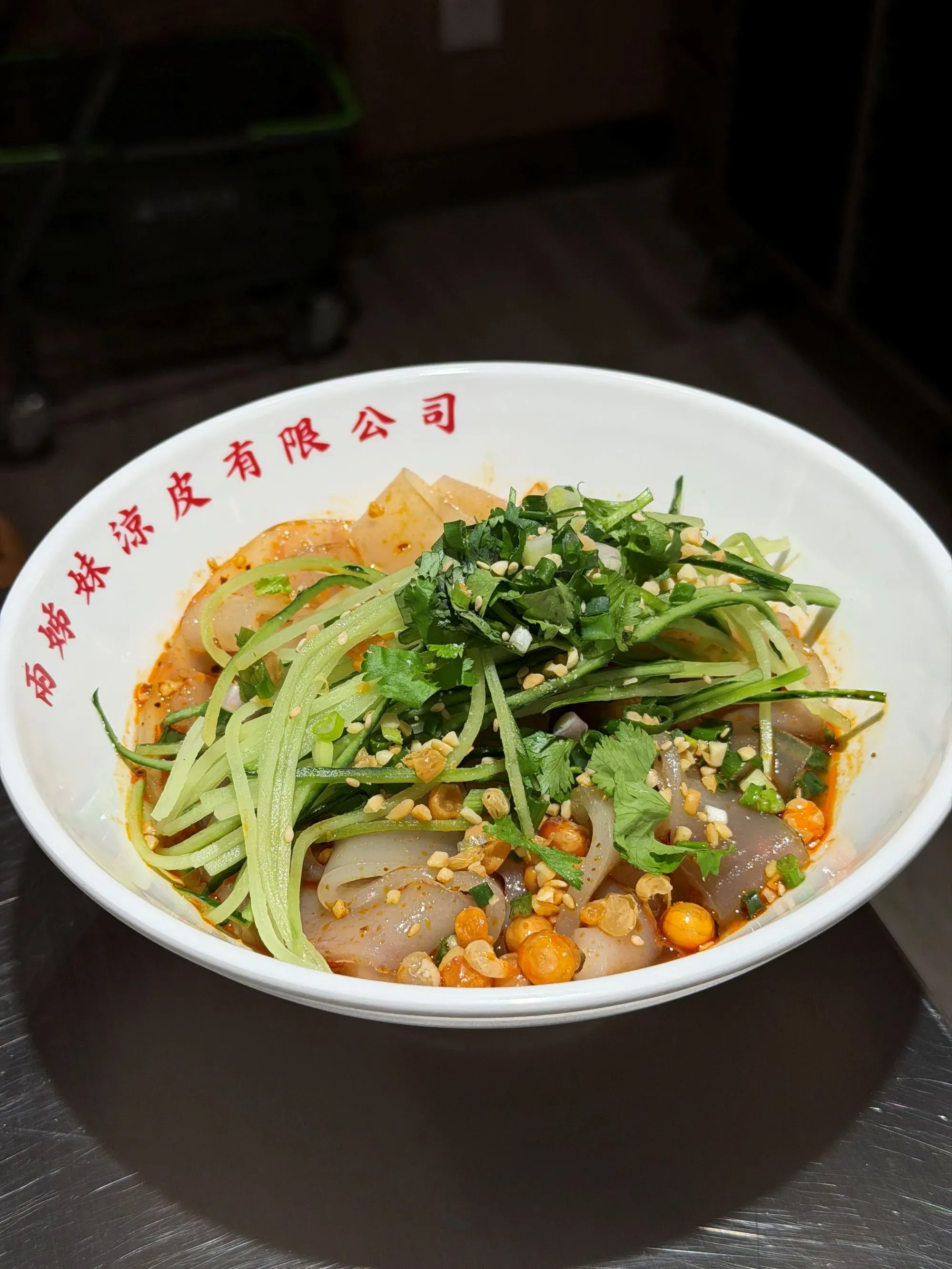 熱皮同款食材配搭,淋上熱騰騰醬汁,暖胃滋味。不嗜辣的食客可以選擇走辣!