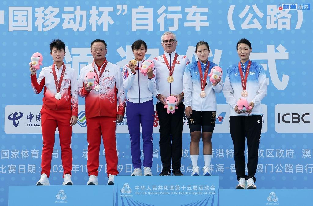在第15屆全運會,李思穎(左三)衛冕女子公路單車個人賽金牌,為港爭光。(圖片來源:新華社)