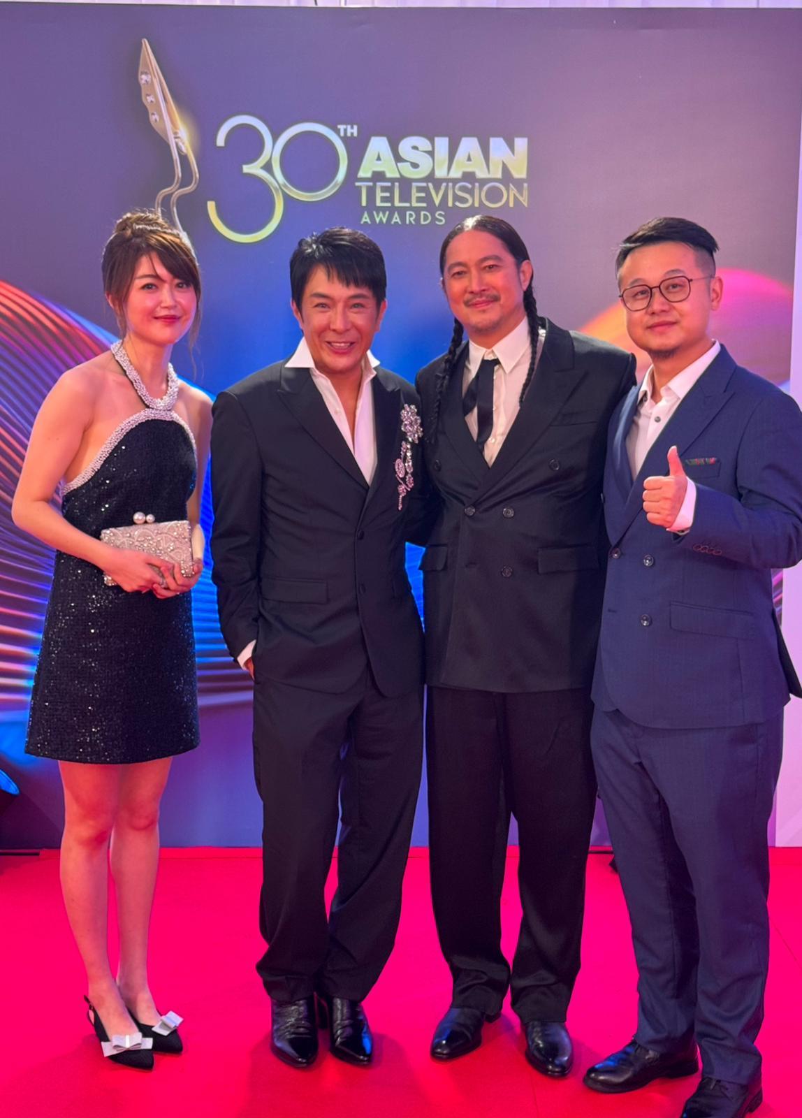 頒獎嘉賓陳子聰與思浩的圑隊合照。