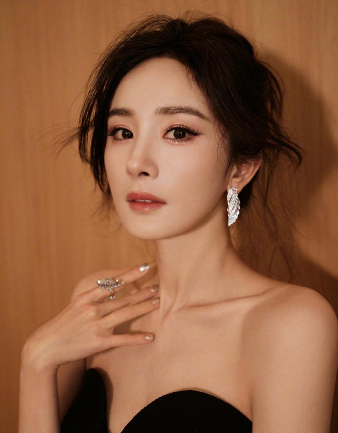 楊冪在火災傳遍全國後,首位在微博發文為災民祈福的國內藝人。