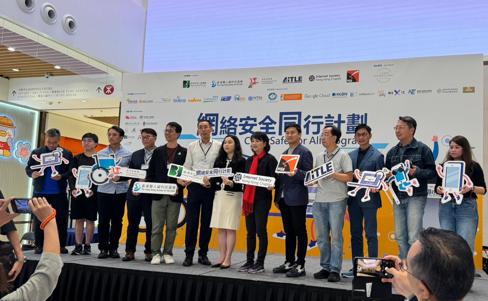 受邀出席活動的Million Tech創辦人謝小江(右三),透露團隊計劃升級此AI影像環保袋印製方案功能,期望可擴大應用至社區。