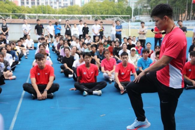 蘇炳添已成為暨南大學體育學院院長。圖為此前他在體育課上指導學生。(網上圖片)