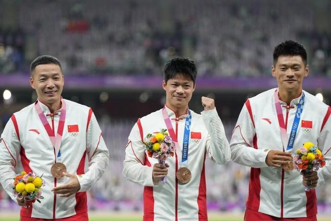 在東京奧運獲得4X100米第三名,是蘇炳添運動員生涯的高峰。圖為蘇炳添和隊友在杭州亞運上遞補東京奧運的銅牌。(網上圖片)