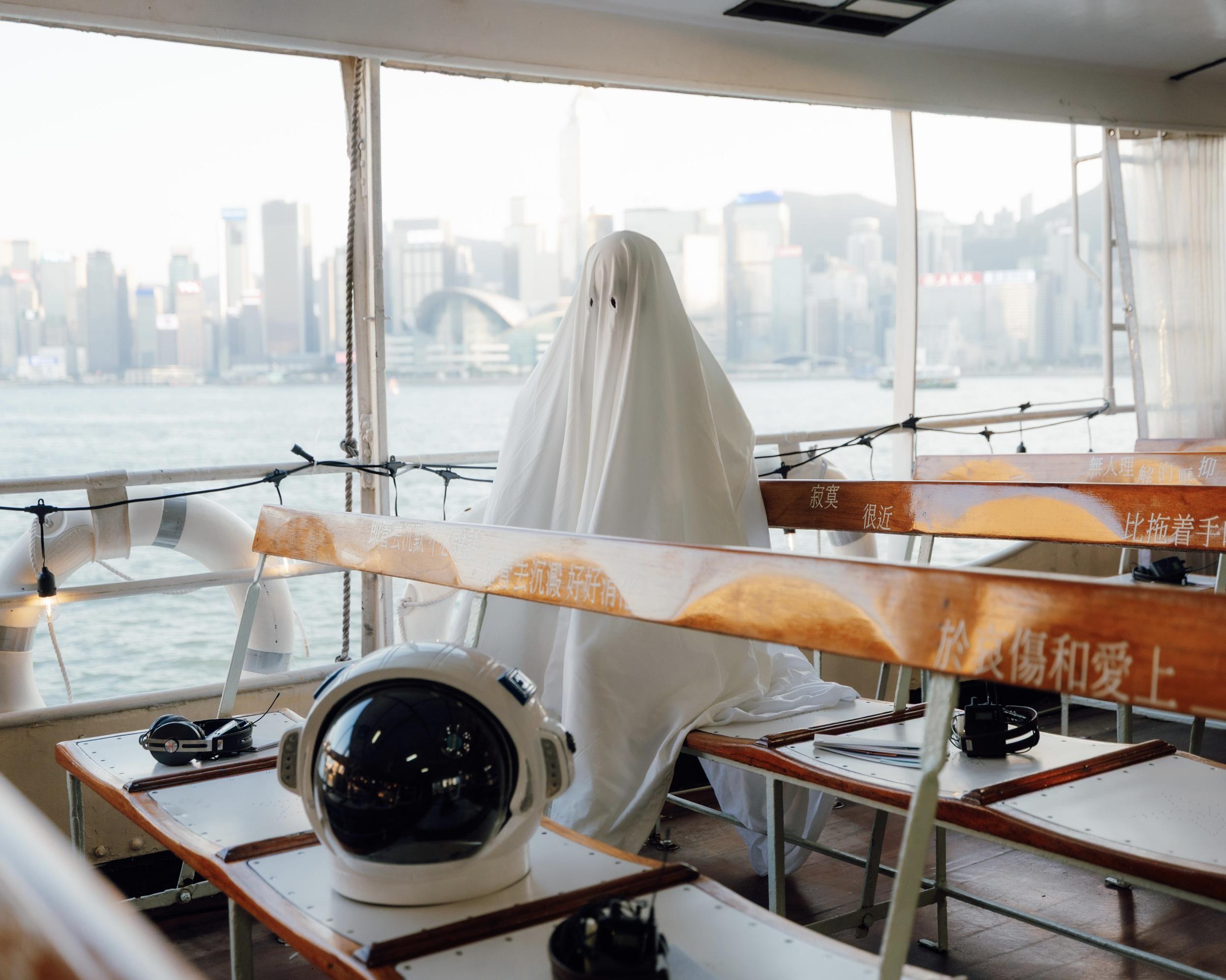 Kiri T早前於天星小輪舉行專輯聆聽派對,展示MV出現過的道具。