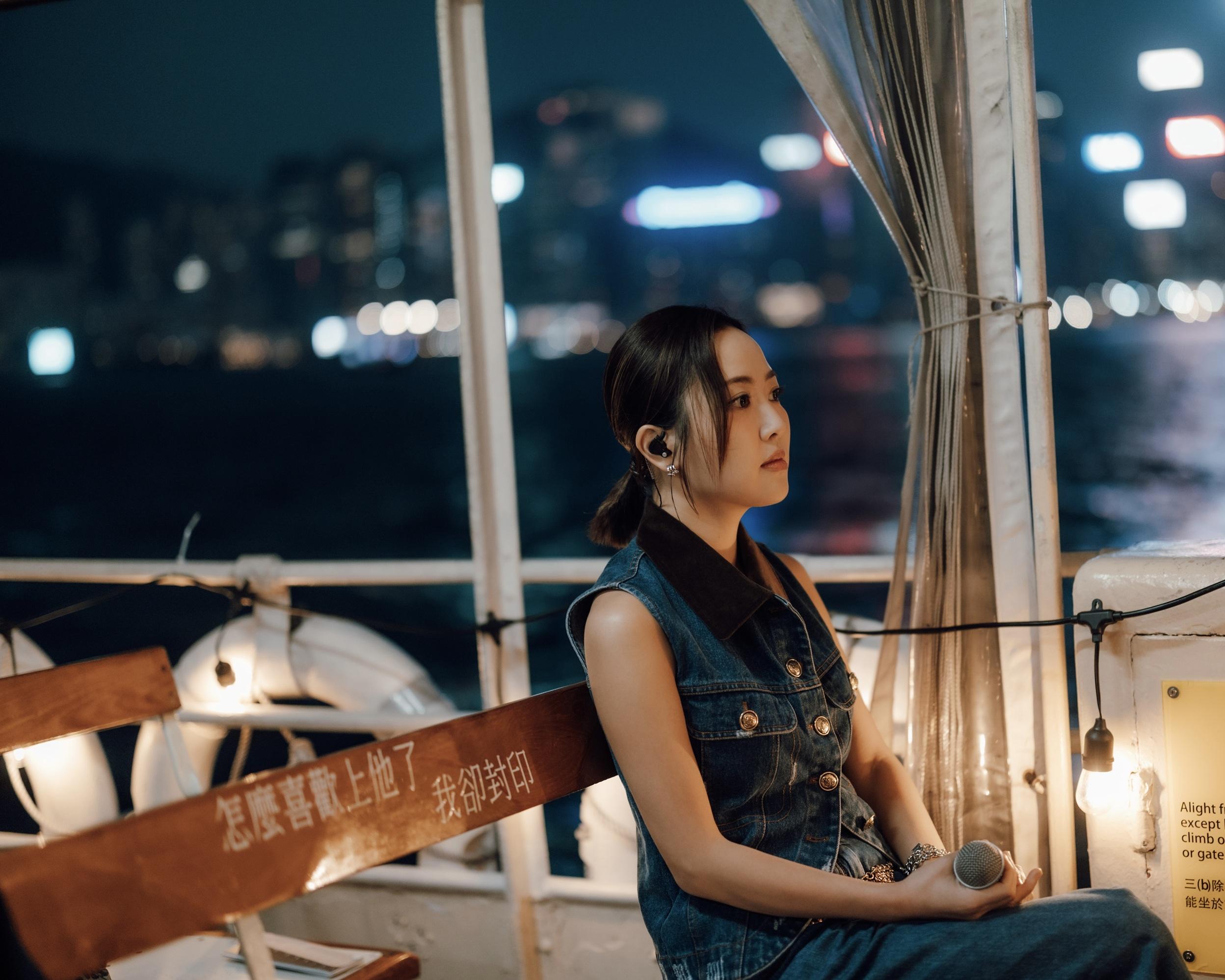 Kiri T早前於天星小輪舉行專輯聆聽派對,新專輯收錄14首歌曲。