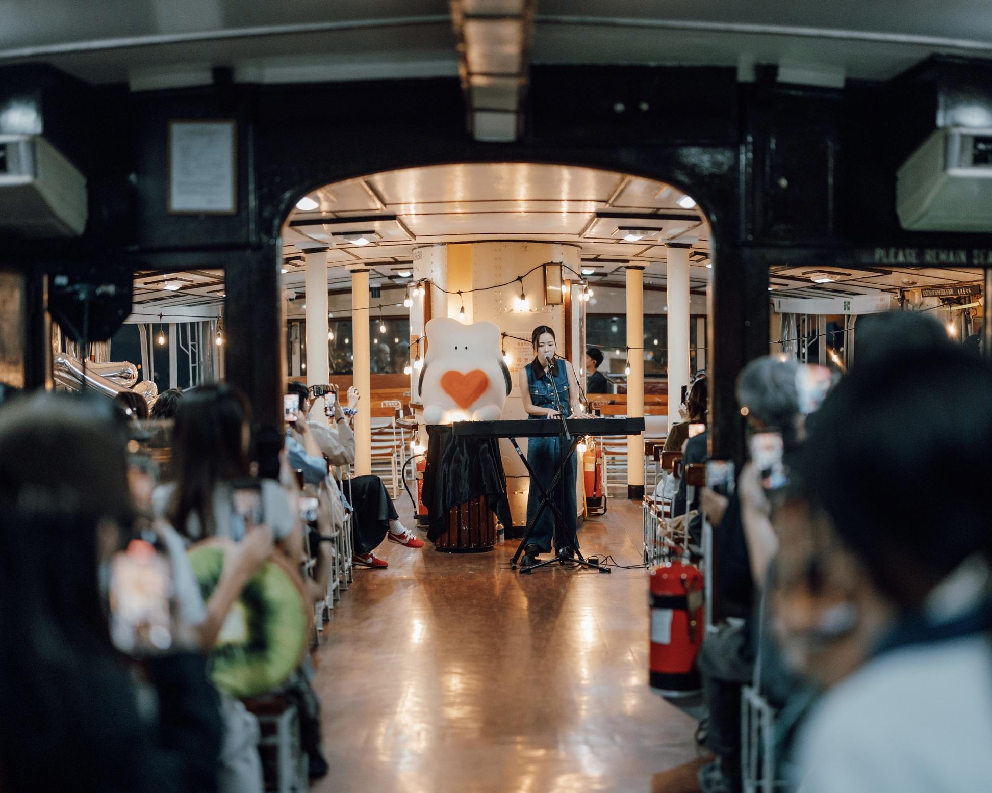 Kiri T早前於天星小輪舉行專輯聆聽派對。