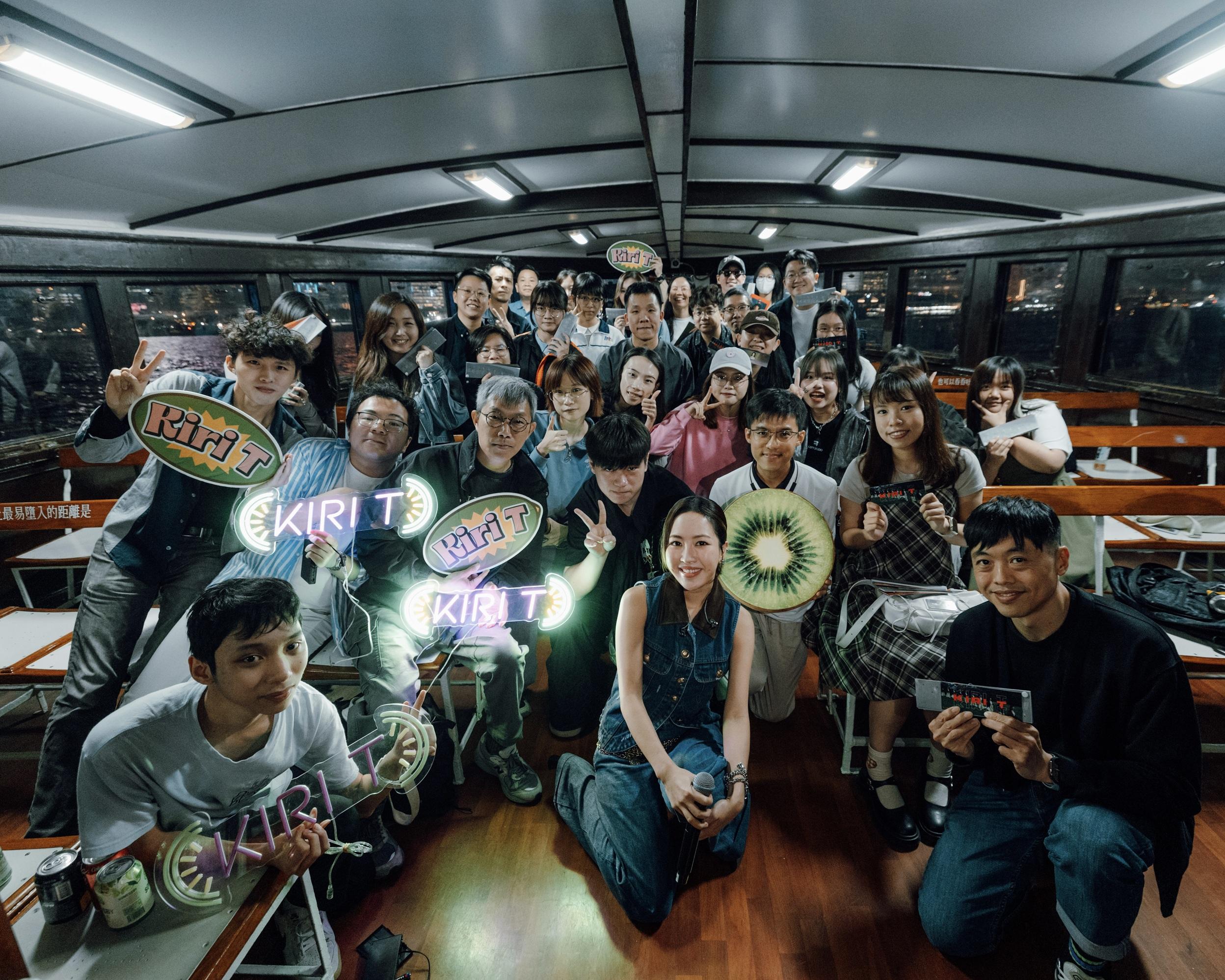 Kiri T早前於天星小輪舉行專輯聆聽派對,與fans們合照。