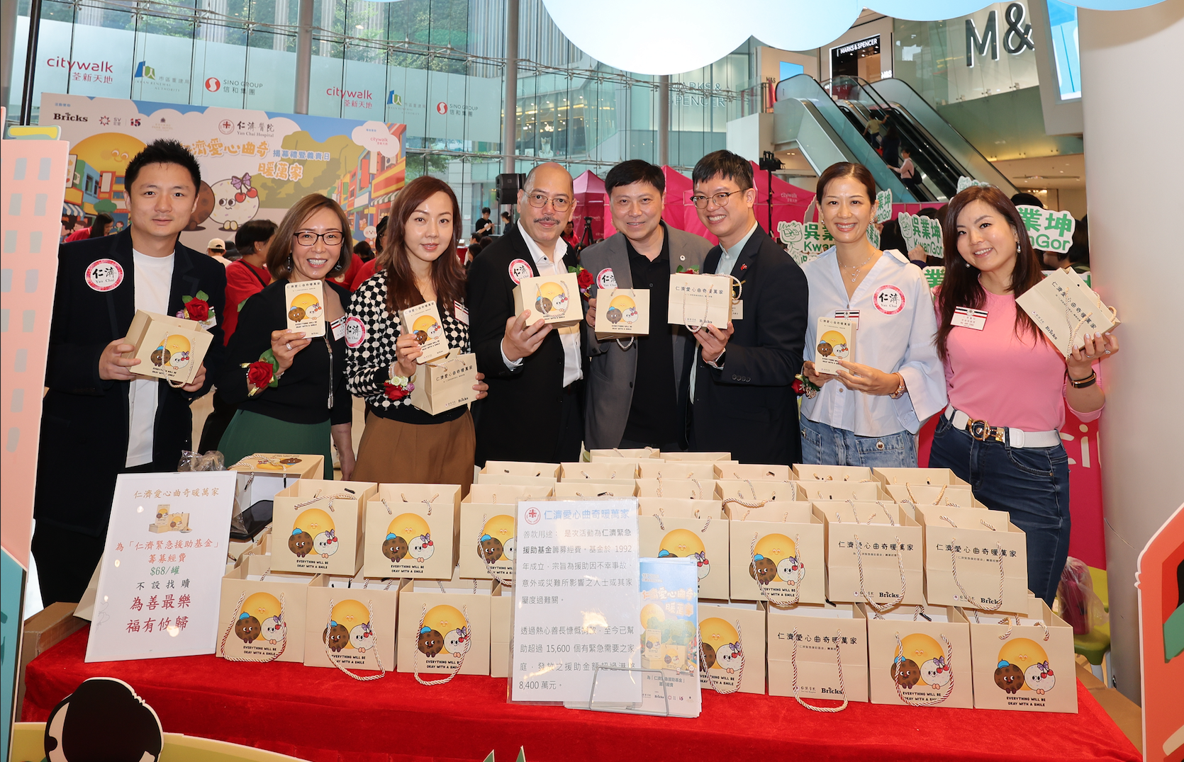 勞工及福利局副局長何啟明先生, JP (右三)、仁濟醫院董事局主席朱德榮先生MH(右四)、總理暨大會副主席周碧淵女士(右二)、(左一)仁濟醫院董事局副主席及活動贊助 Bricks Coffee 董事鍾培生先生與一眾仁濟醫院董事局成員身體力行,齊齊加入義賣行列。