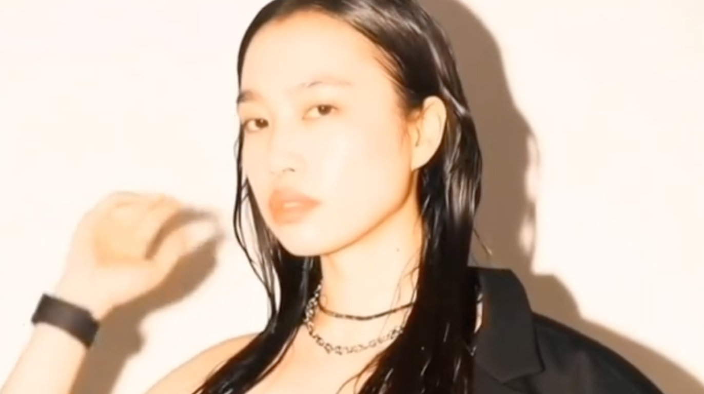 周依曾公開表示她正在與「鷹眼」謝洛美維納(Jeremy Renner)交往。