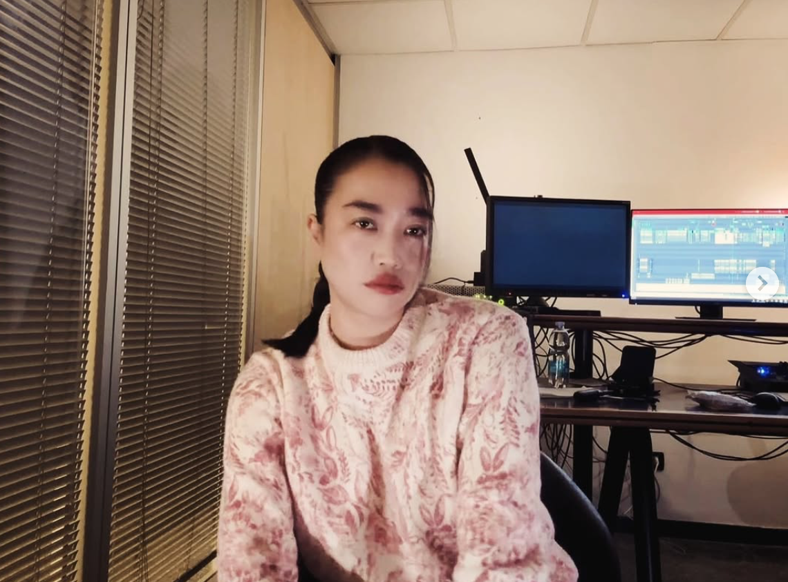 周依曾公開表示她正在與「鷹眼」謝洛美維納(Jeremy Renner)交往。