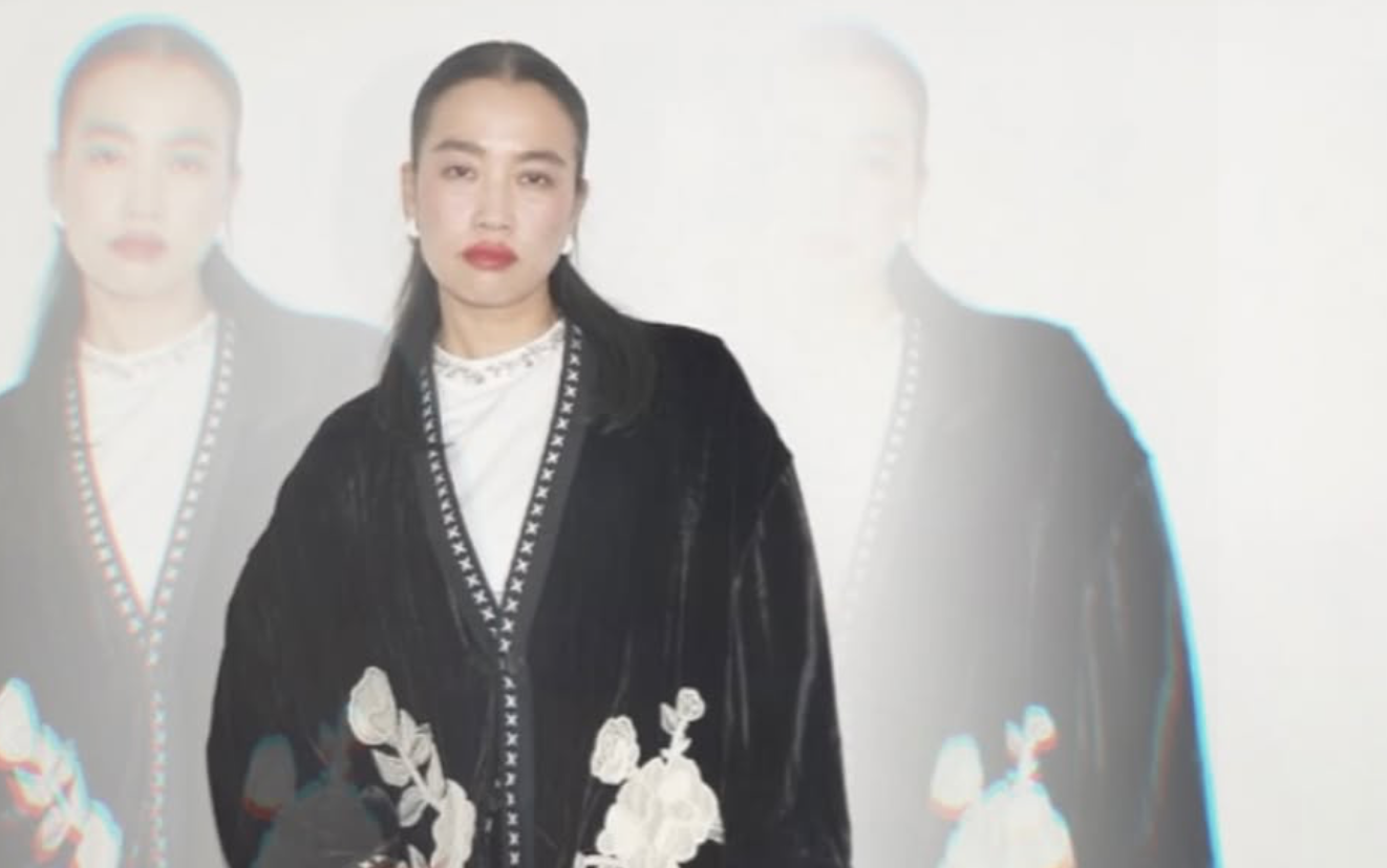 周依曾公開表示她正在與「鷹眼」謝洛美維納(Jeremy Renner)交往。