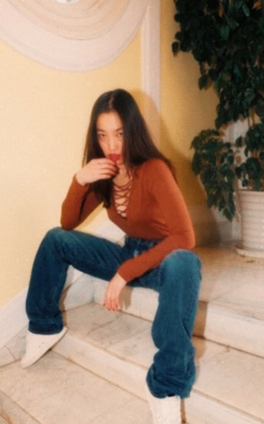 周依曾公開表示她正在與「鷹眼」謝洛美維納(Jeremy Renner)交往。