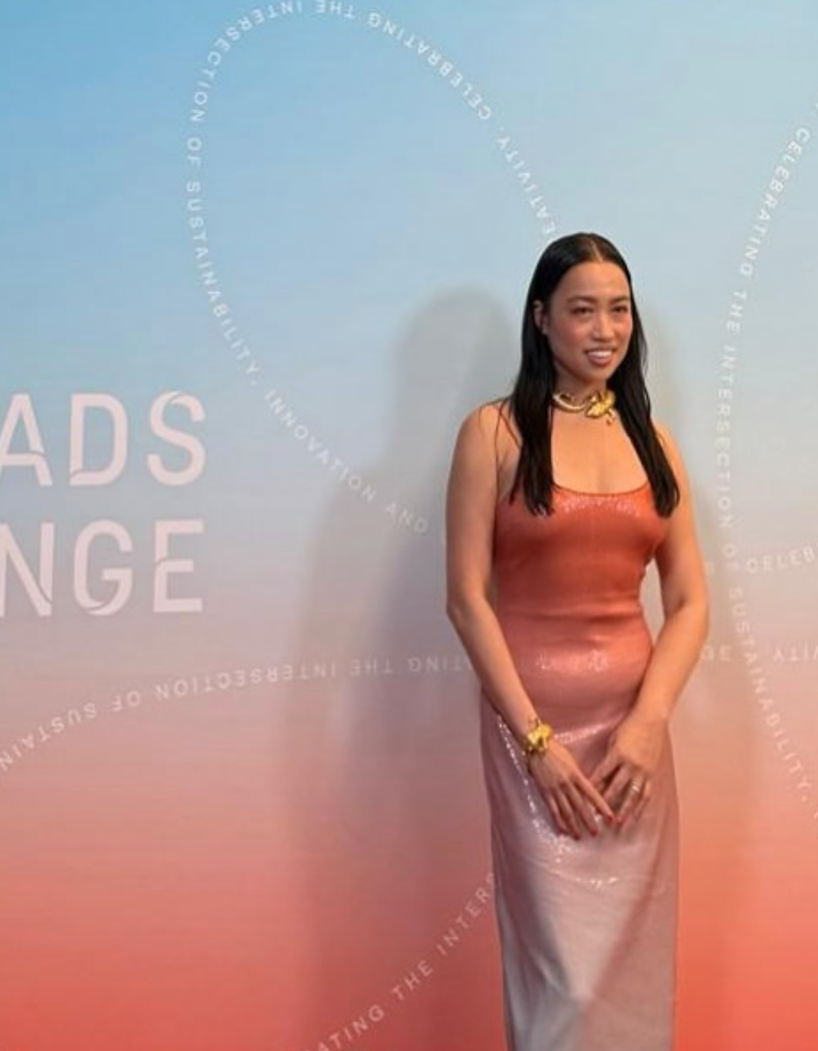 周依曾公開表示她正在與「鷹眼」謝洛美維納(Jeremy Renner)交往。