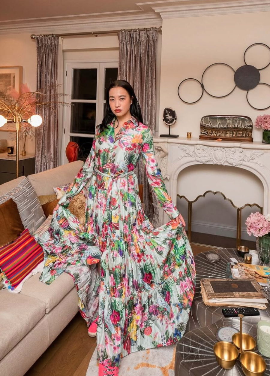 周依曾公開表示她正在與「鷹眼」謝洛美維納(Jeremy Renner)交往。