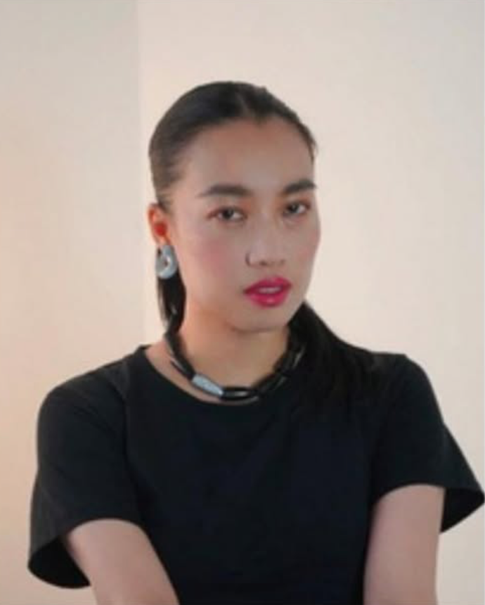 周依曾公開表示她正在與「鷹眼」謝洛美維納(Jeremy Renner)交往。