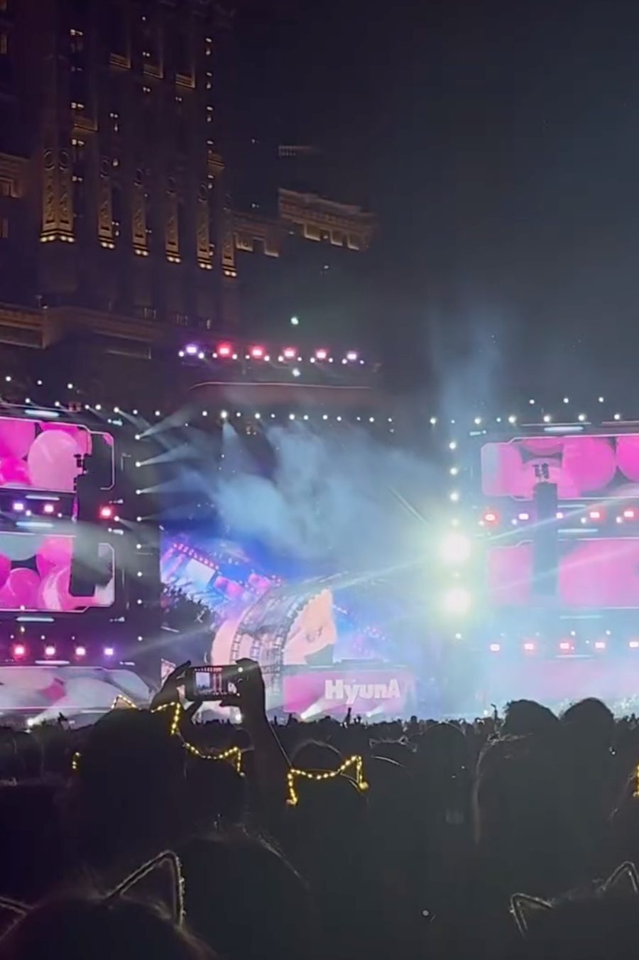 泫雅在台上暈倒。