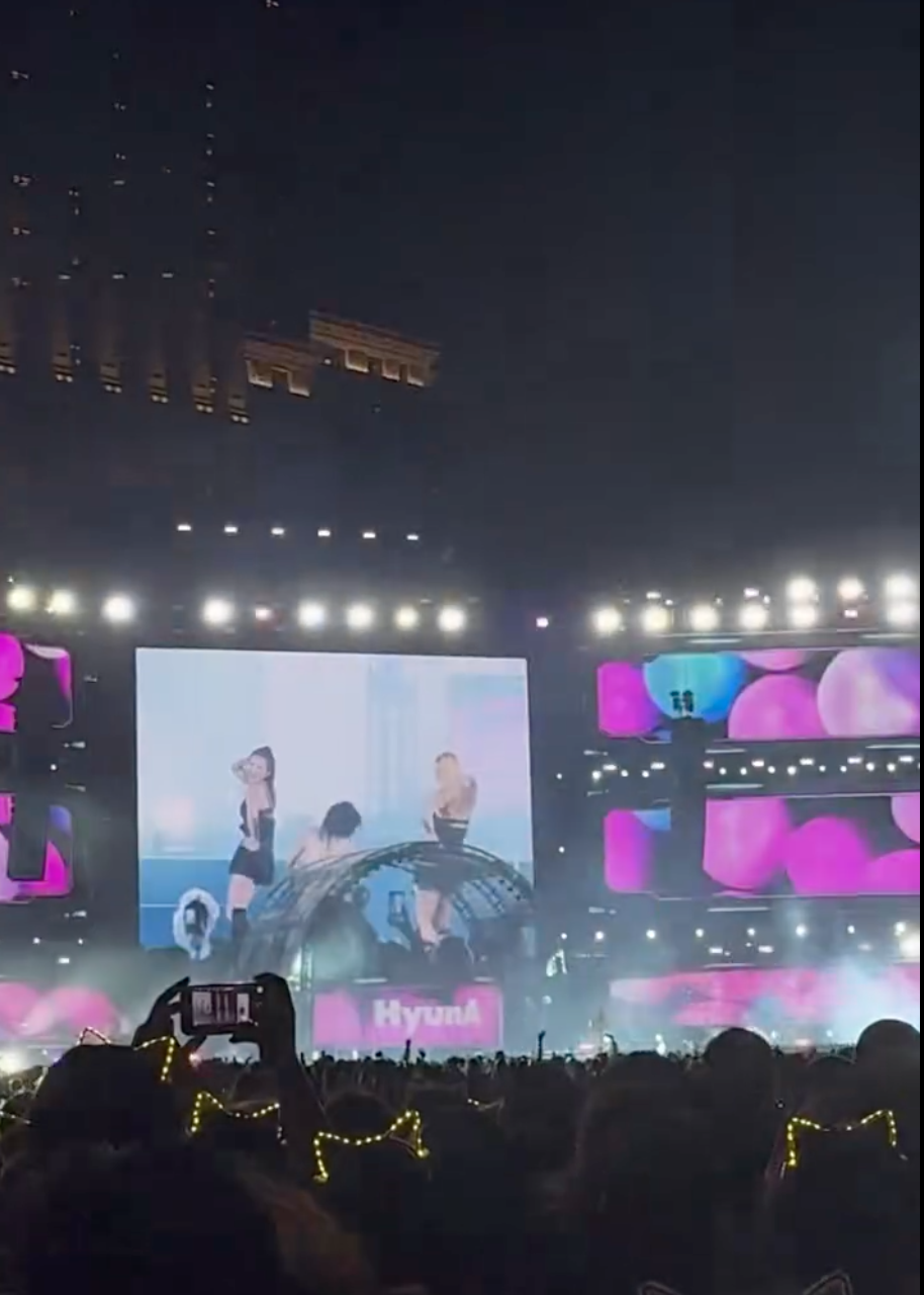 泫雅在台上暈倒。