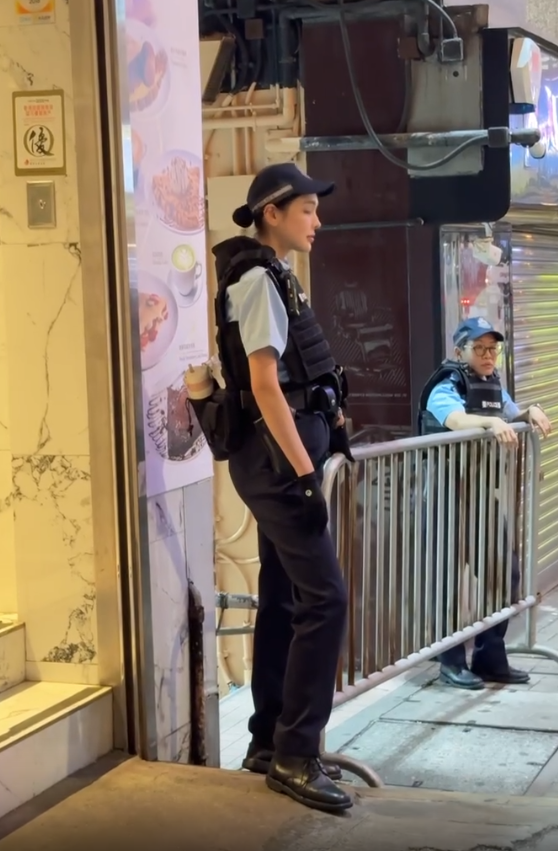 仙氣女警現身蘭桂坊(Threads影片截圖)
