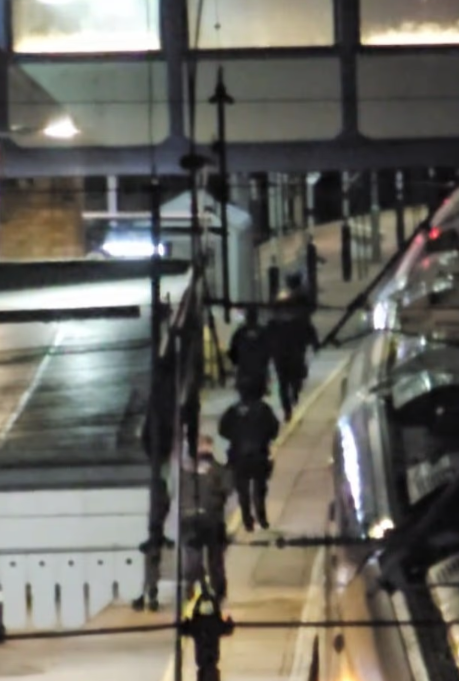 調查人員在現場蒐證。(互聯網)