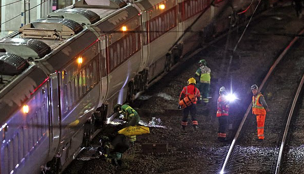 調查人員在現場蒐證。(互聯網)