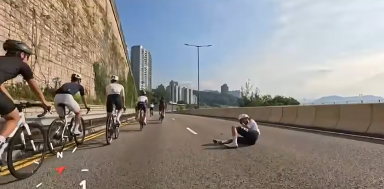 車手被撞倒地。(網上影片截圖)