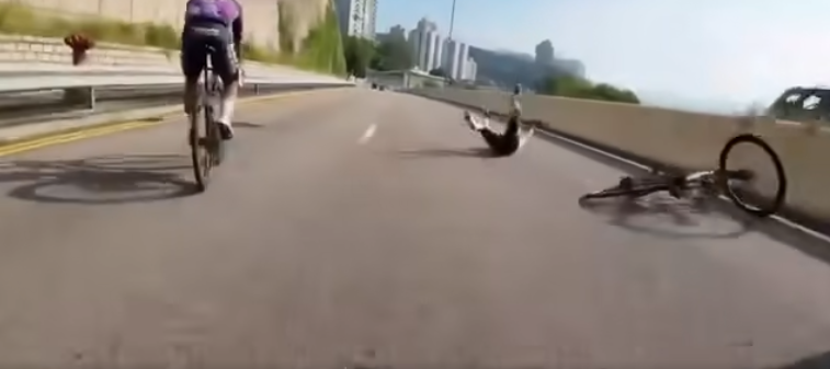 車手被撞倒地。(網上影片截圖)