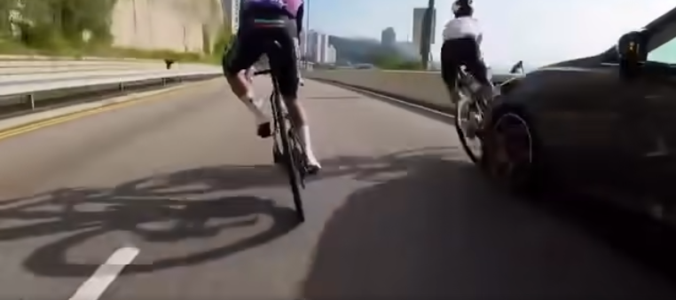 車手被撞倒地。(網上影片截圖)