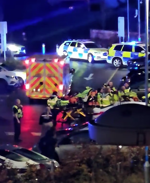 大批救護人員趕抵。(互聯網)