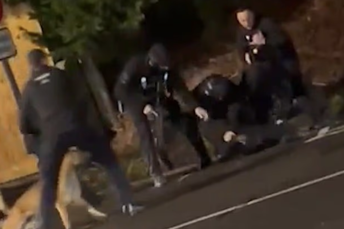 疑兇被制服在地時大叫「殺死我」。(互聯網)