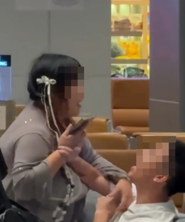 一對男女大鬧越南峴港機場,由候機室「混戰」至航班,女方當眾稱男友「叫雞」,更指訴遭家暴。女子於機艙情緒失控,一度推跌空姐。最終這對男女均被機組人員請離機艙。(Threads@tommytcwtang)