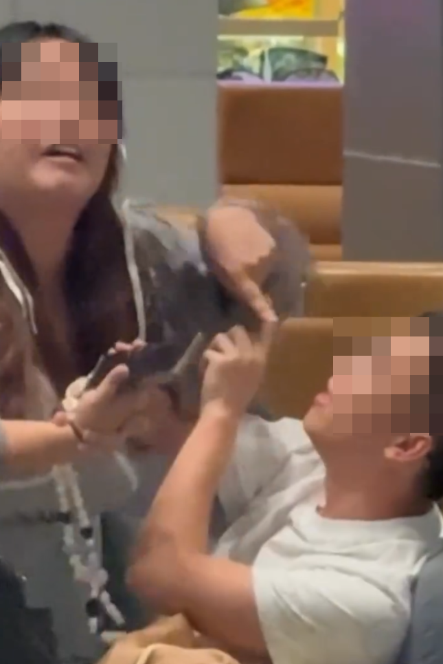 一對男女大鬧越南峴港機場,由候機室「混戰」至航班,女方當眾稱男友「叫雞」,更指訴遭家暴。女子於機艙情緒失控,一度推跌空姐。最終這對男女均被機組人員請離機艙。(Threads@tommytcwtang)