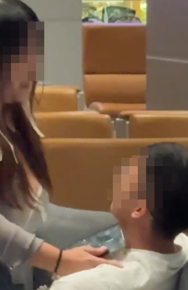 一對男女大鬧越南峴港機場,由候機室「混戰」至航班,女方當眾稱男友「叫雞」,更指訴遭家暴。女子於機艙情緒失控,一度推跌空姐。最終這對男女均被機組人員請離機艙。(Threads@tommytcwtang)