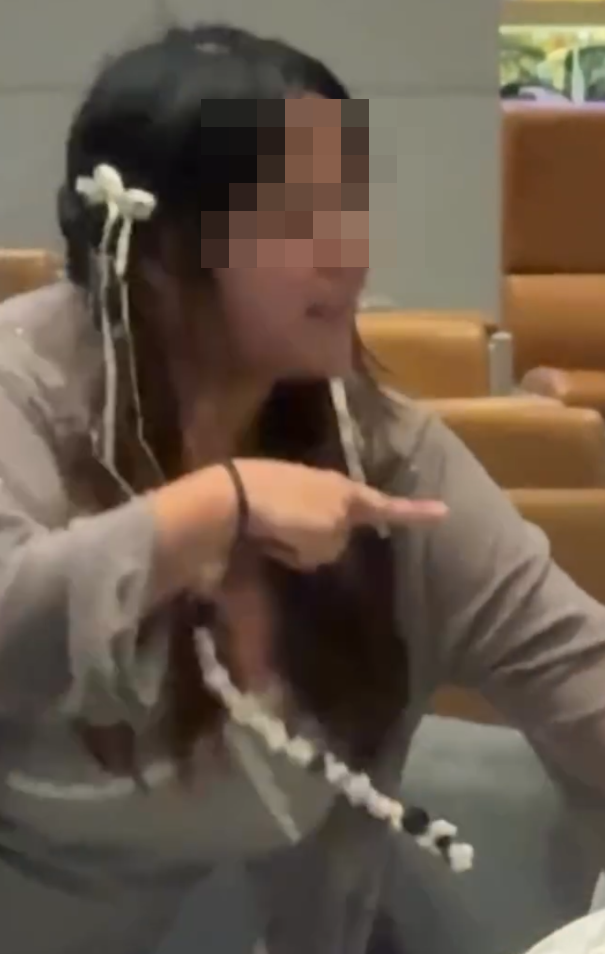 一對男女大鬧越南峴港機場,由候機室「混戰」至航班,女方當眾稱男友「叫雞」,更指訴遭家暴。女子於機艙情緒失控,一度推跌空姐。最終這對男女均被機組人員請離機艙。(Threads@tommytcwtang)