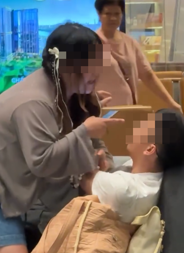 一對男女大鬧越南峴港機場,由候機室「混戰」至航班,女方當眾稱男友「叫雞」,更指訴遭家暴。女子於機艙情緒失控,一度推跌空姐。最終這對男女均被機組人員請離機艙。(Threads@tommytcwtang)