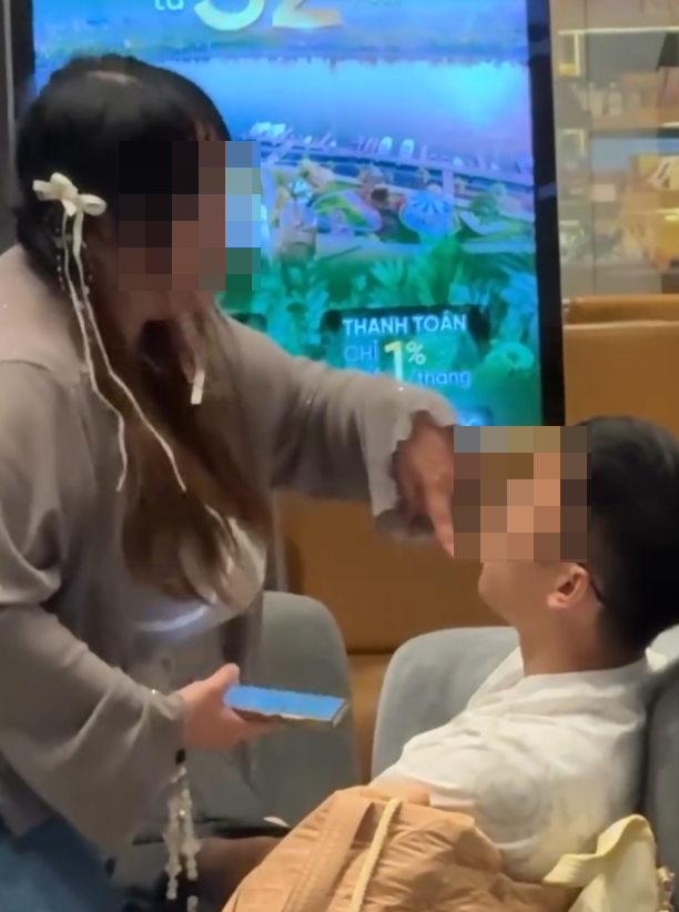 一對男女大鬧越南峴港機場,由候機室「混戰」至航班,女方當眾稱男友「叫雞」,更指訴遭家暴。女子於機艙情緒失控,一度推跌空姐。最終這對男女均被機組人員請離機艙。(Threads@tommytcwtang)