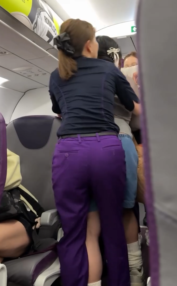一對男女大鬧越南峴港機場,由候機室「混戰」至航班,女方當眾稱男友「叫雞」,更指訴遭家暴。女子於機艙情緒失控,一度推跌空姐。最終這對男女均被機組人員請離機艙。(Threads@tommytcwtang)