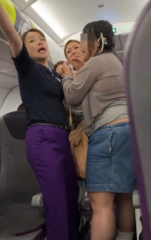 一對男女大鬧越南峴港機場,由候機室「混戰」至航班,女方當眾稱男友「叫雞」,更指訴遭家暴。女子於機艙情緒失控,一度推跌空姐。最終這對男女均被機組人員請離機艙。(Threads@tommytcwtang)