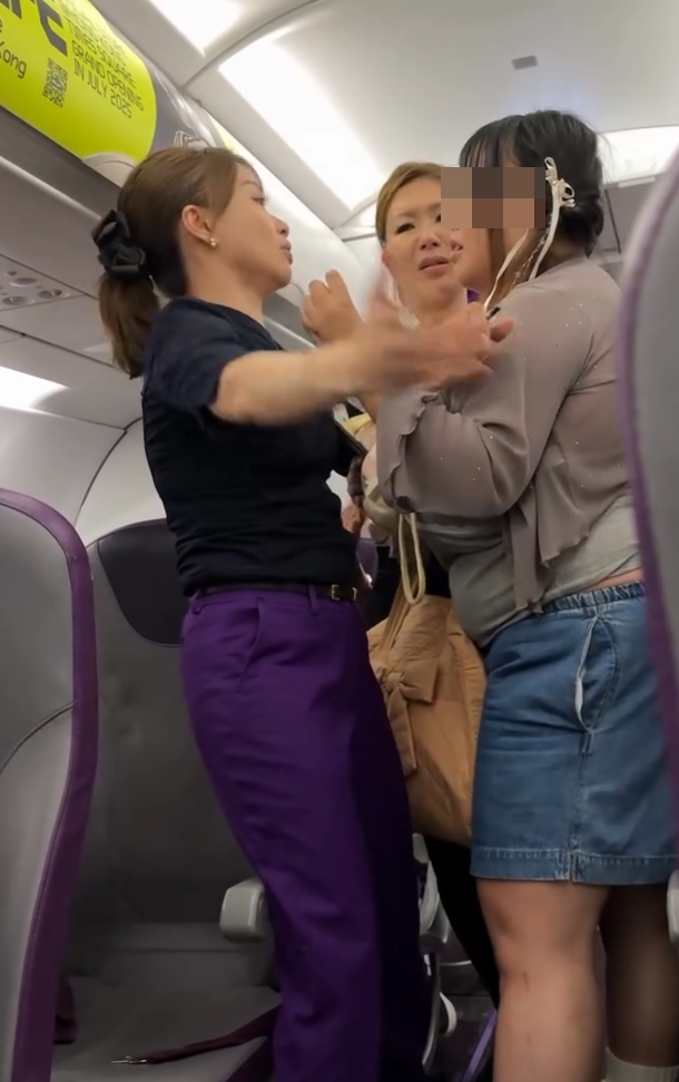 一對男女大鬧越南峴港機場,由候機室「混戰」至航班,女方當眾稱男友「叫雞」,更指訴遭家暴。女子於機艙情緒失控,一度推跌空姐。最終這對男女均被機組人員請離機艙。(Threads@tommytcwtang)