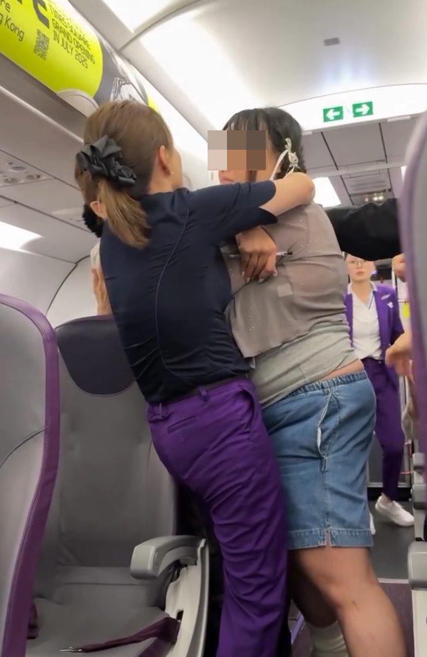 一對男女大鬧越南峴港機場,由候機室「混戰」至航班,女方當眾稱男友「叫雞」,更指訴遭家暴。女子於機艙情緒失控,一度推跌空姐。最終這對男女均被機組人員請離機艙。(Threads@tommytcwtang)