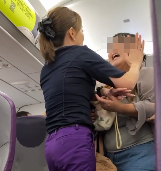 一對男女大鬧越南峴港機場,由候機室「混戰」至航班,女方當眾稱男友「叫雞」,更指訴遭家暴。女子於機艙情緒失控,一度推跌空姐。最終這對男女均被機組人員請離機艙。(Threads@tommytcwtang)