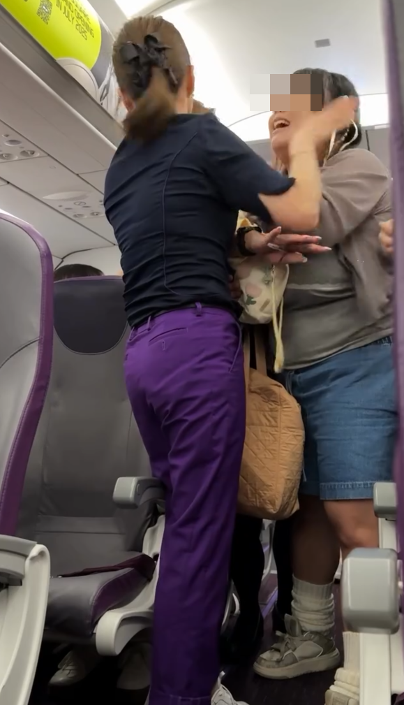 一對男女大鬧越南峴港機場,由候機室「混戰」至航班,女方當眾稱男友「叫雞」,更指訴遭家暴。女子於機艙情緒失控,一度推跌空姐。最終這對男女均被機組人員請離機艙。(Threads@tommytcwtang)