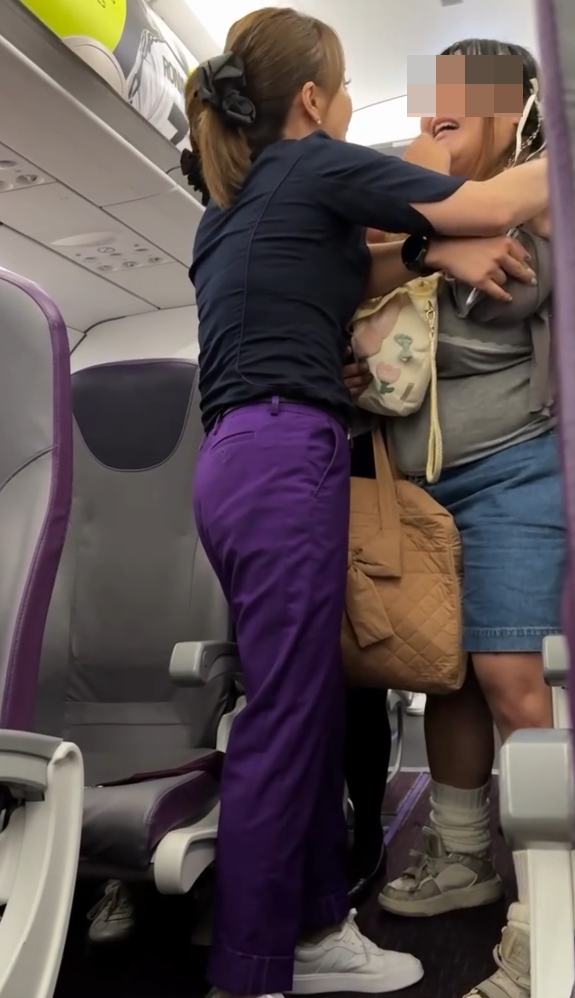 一對男女大鬧越南峴港機場,由候機室「混戰」至航班,女方當眾稱男友「叫雞」,更指訴遭家暴。女子於機艙情緒失控,一度推跌空姐。最終這對男女均被機組人員請離機艙。(Threads@tommytcwtang)