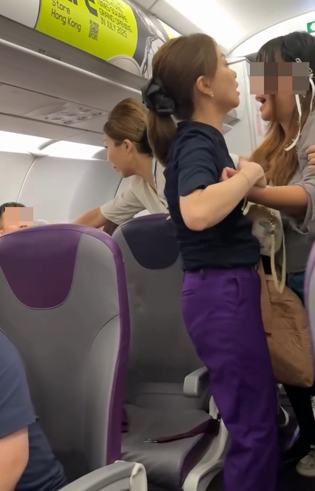 一對男女大鬧越南峴港機場,由候機室「混戰」至航班,女方當眾稱男友「叫雞」,更指訴遭家暴。女子於機艙情緒失控,一度推跌空姐。最終這對男女均被機組人員請離機艙。(Threads@tommytcwtang)