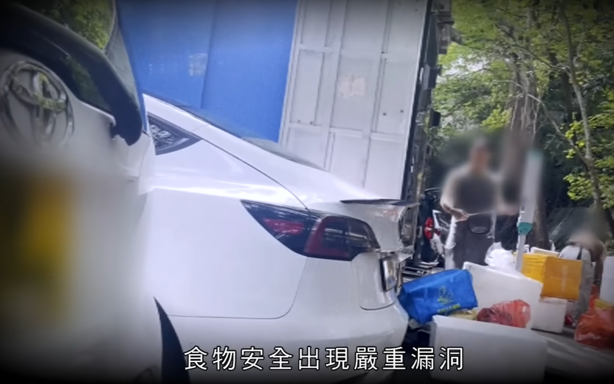 無綫電視節目《東張西望》播出調查報道,指懷疑有人從內地偷運刺身及海鮮入港,更懷疑部分貨品流入本港一間大型壽司連鎖店,報道雖未直接點名,但因片段中出現印有分店編號的發泡膠箱,網民矛頭直指連鎖壽司店壽司郎。(東張西望)