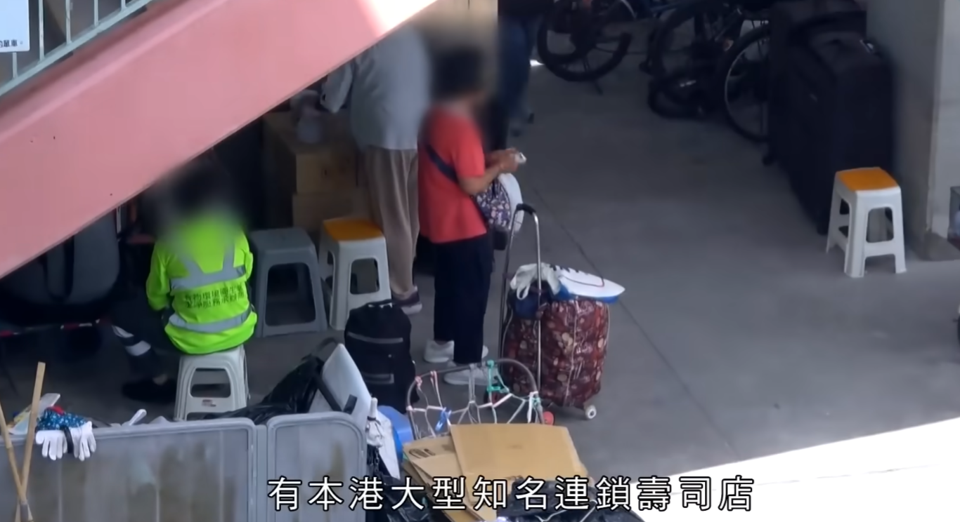 無綫電視節目《東張西望》播出調查報道,指懷疑有人從內地偷運刺身及海鮮入港,更懷疑部分貨品流入本港一間大型壽司連鎖店,報道雖未直接點名,但因片段中出現印有分店編號的發泡膠箱,網民矛頭直指連鎖壽司店壽司郎。(東張西望)