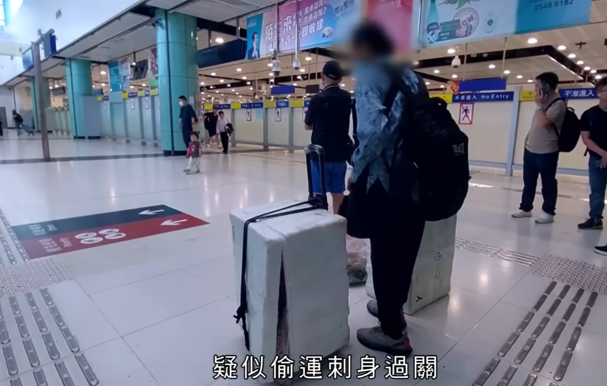 無綫電視節目《東張西望》播出調查報道,指懷疑有人從內地偷運刺身及海鮮入港,更懷疑部分貨品流入本港一間大型壽司連鎖店,報道雖未直接點名,但因片段中出現印有分店編號的發泡膠箱,網民矛頭直指連鎖壽司店壽司郎。(東張西望)