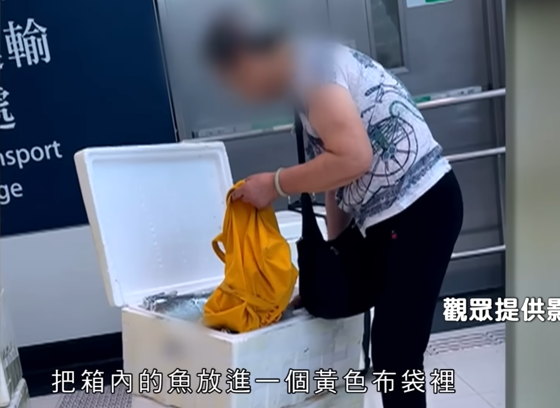 無綫電視節目《東張西望》播出調查報道,指懷疑有人從內地偷運刺身及海鮮入港,更懷疑部分貨品流入本港一間大型壽司連鎖店,報道雖未直接點名,但因片段中出現印有分店編號的發泡膠箱,網民矛頭直指連鎖壽司店壽司郎。(東張西望)